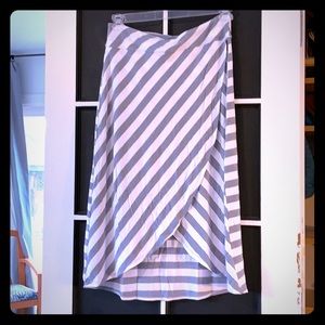 Crossover grey and white midi skirt